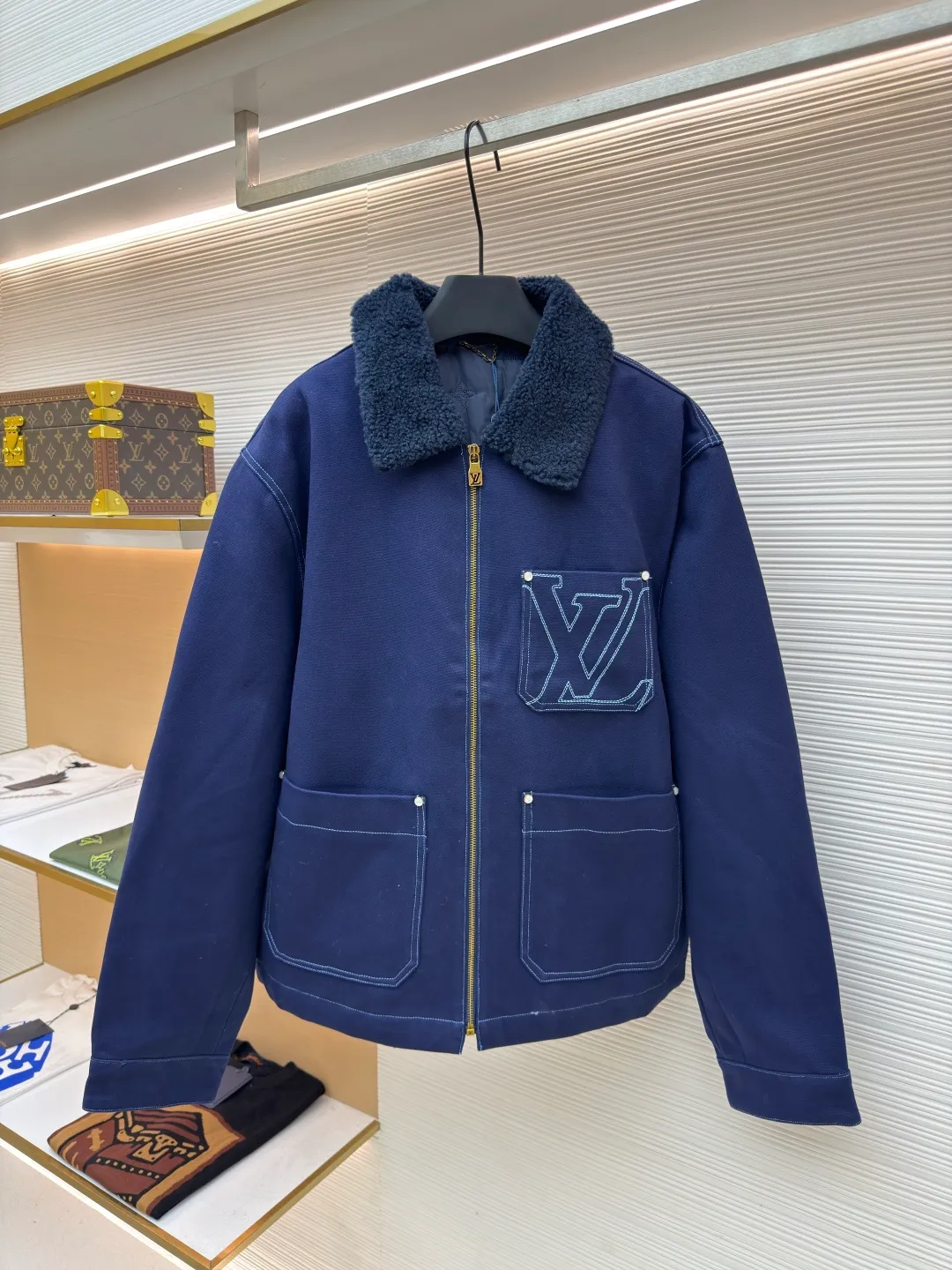 LOUIS VUITTON Winter Solstice Denim Work Clip ●Original version: Purchased and developed for 28500 ●Item number: 1680749-C45 ●Fabric: royal blue thickened beaded canvas fabric ●Technology: made on a positioning cutting machine ●Version: fitted version ●Weight: about 1315 grams ●Size: 46-48-50-52 ●Description: Has a comfortable wool collar and Monogram quilted lining, with topstitching incorporated into the chest pocket and rear respectively. LV logo and suede LV patch. Pearlescent rivets and buttons give it a dandy feel, matching the style. The overall wiring is straight and delicate, the fabric is comfortable and soft, and the color is consistent without color difference. It can be matched with the same style to create a fashionable look and control various occasions. Customized accessories, complete with three standards, same style for men and women!